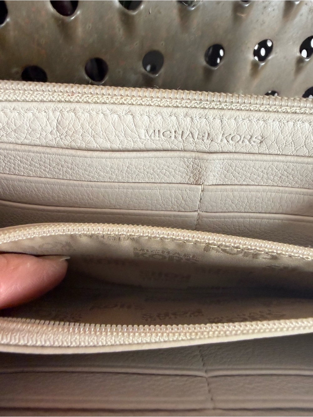 Michael Kors Women's Cream Zip Around Pebbled Leather Large Wallet EUC - Picture 6 of 12